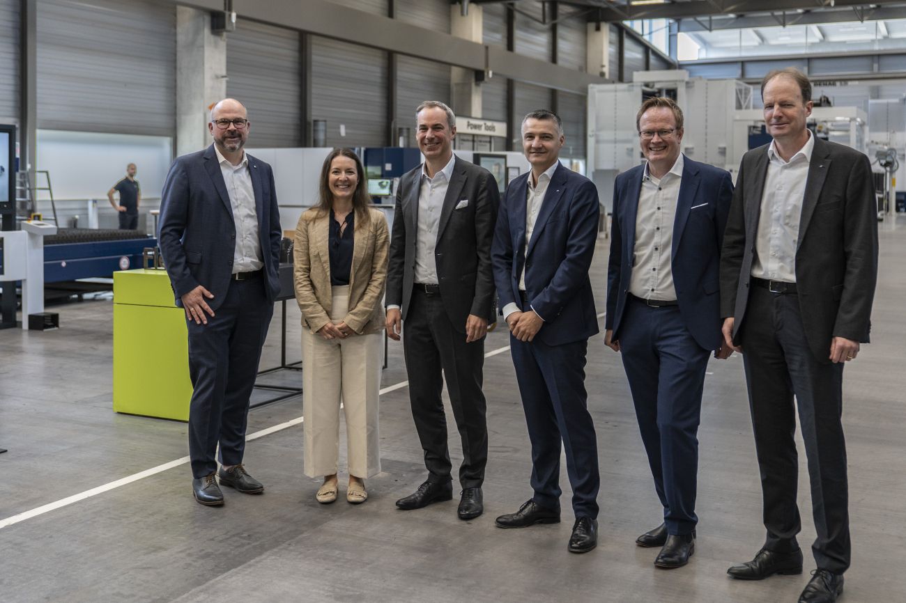 (L-R): Tom Schneider, TRUMPF, Stefanie Frank, Siemens AG, Cedrik Neike, Siemens AG, Stephan Mayer, TRUMPF, Yürki Voss, Siemens AG, Till Küppers, TRUMPF. 