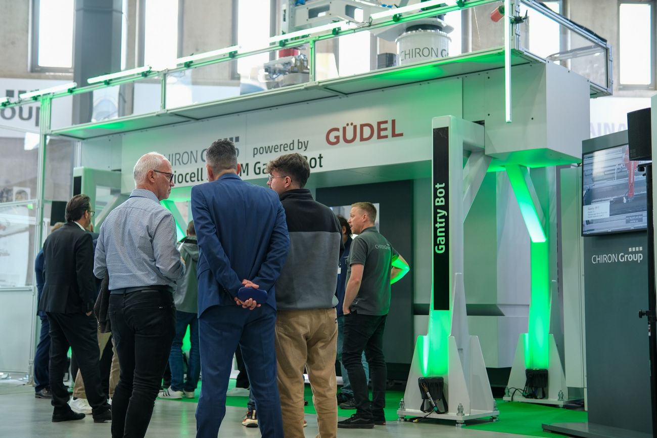 Green for “Go”: High autonomy through automated loading and unloading of multiple machining centers with the scalable CHIRON Group Variocell SYSTEM with Gantry Bot “powered by Güdel”.