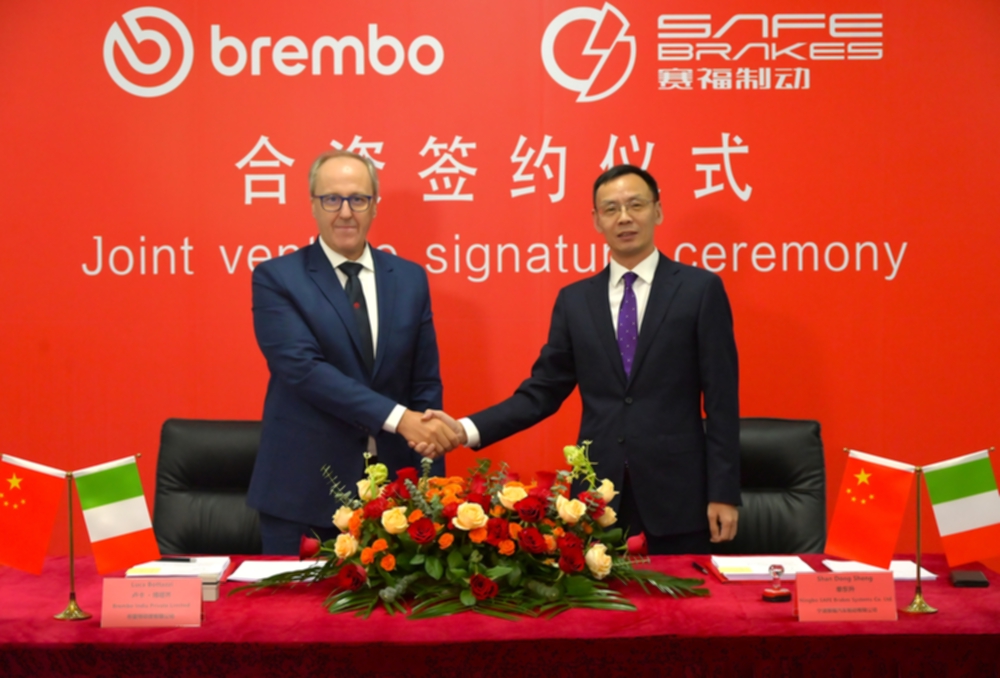  Luca Bottazzi, Managing Director presso Brembo Brake India Pvt Ltd, and Hill Shan, Founder, Ningbo SAFE Brakes Systems Co., Ltd 