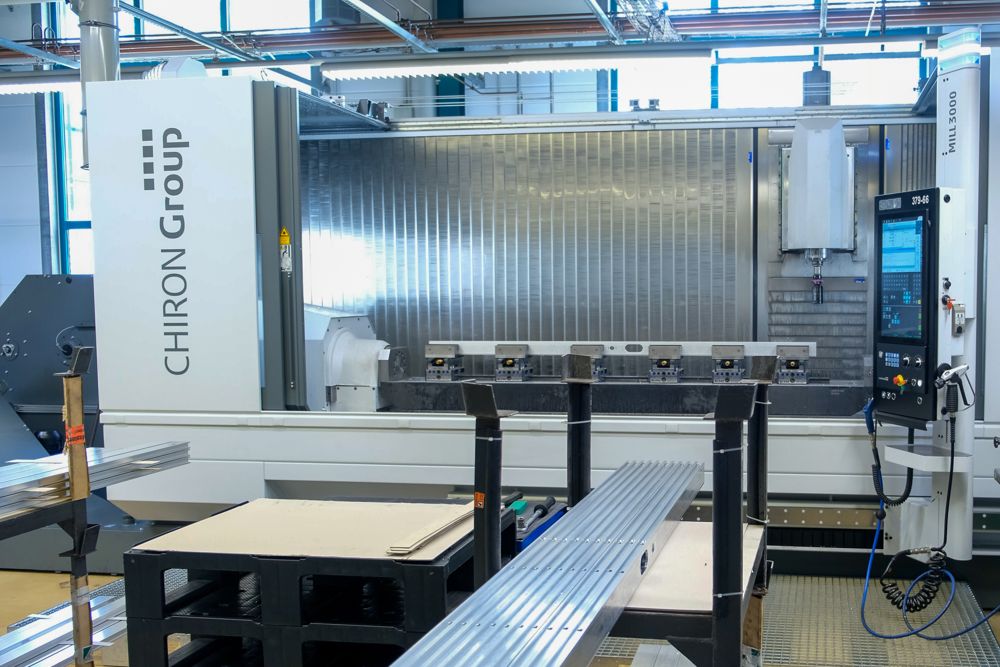 High cutting performance, a large working area with an X-axis travel of 3,000 mm, and flexible configuration options make the MILL 3000 the centerpiece of the new production solution.