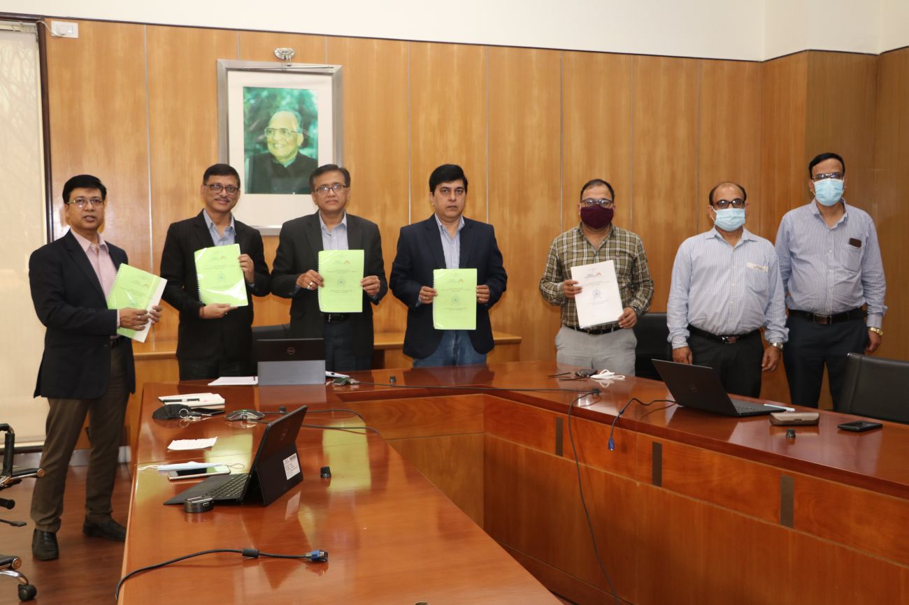 Officials at the virtual MoU signing between JSL and IIT (ISM) Dhanbad
