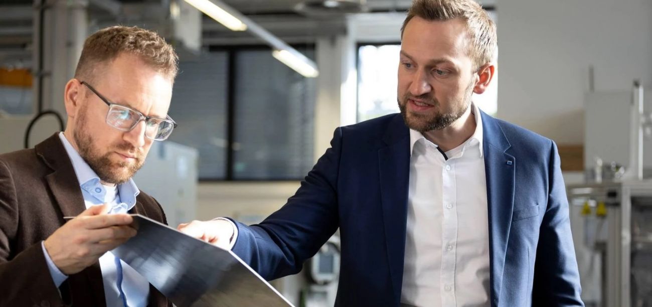 Mauritz Moeller (right) from TRUMPF's Automotive Industry Management specializes in the field of battery packs. Left: Christian Buse